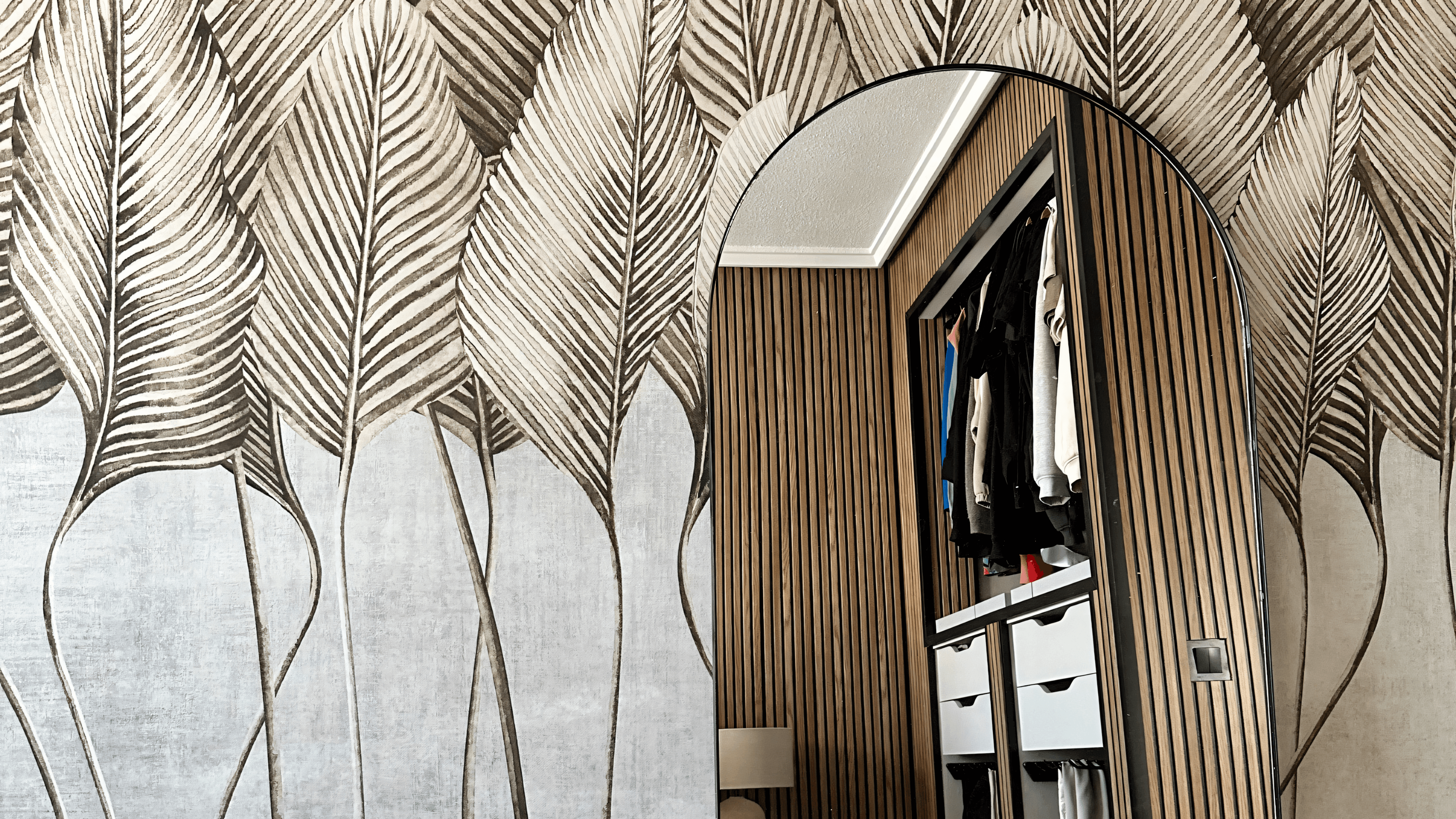 Arched mirror with view into the open oak-slat wardrobe